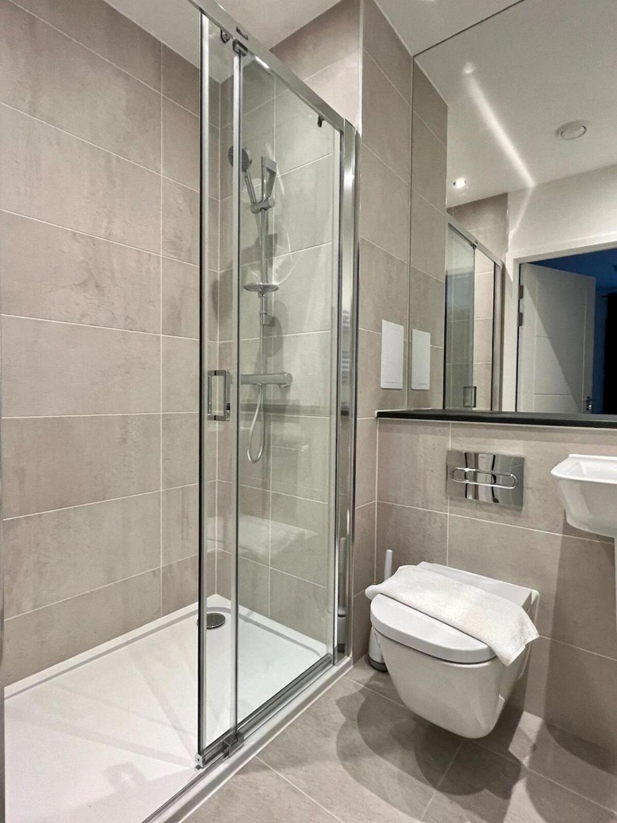 Deluxe 3 Bedrooms Modern Flat In Stratford Londra